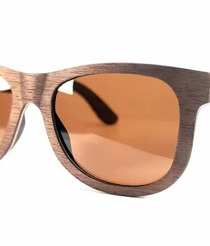Monture en bois naturel de noyer des lunettes Howker Brown, légère et conçue pour un ajustement optimal sur visage rond, ovale ou carré.