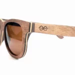 Lunettes de soleil Howker Brown en bois de noyer avec design carré élégant et verres bruns offrant protection UV400.
