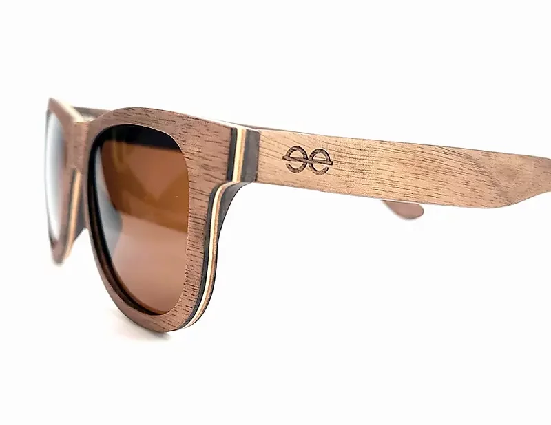Lunettes de soleil Howker Brown en bois de noyer avec design carré élégant et verres bruns offrant protection UV400.