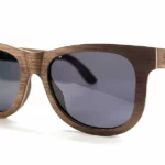Lunettes de soleil Howker Grey avec monture en bois de noyer et verres gris foncé protection UV400.