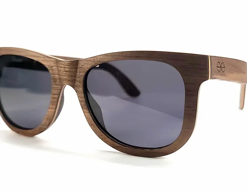 Lunettes de soleil Howker Grey avec monture en bois de noyer et verres gris foncé protection UV400.