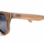 Lunettes Howker Grey posées dans un étui en liège naturel, idéales pour protéger contre les rayures et les chocs.