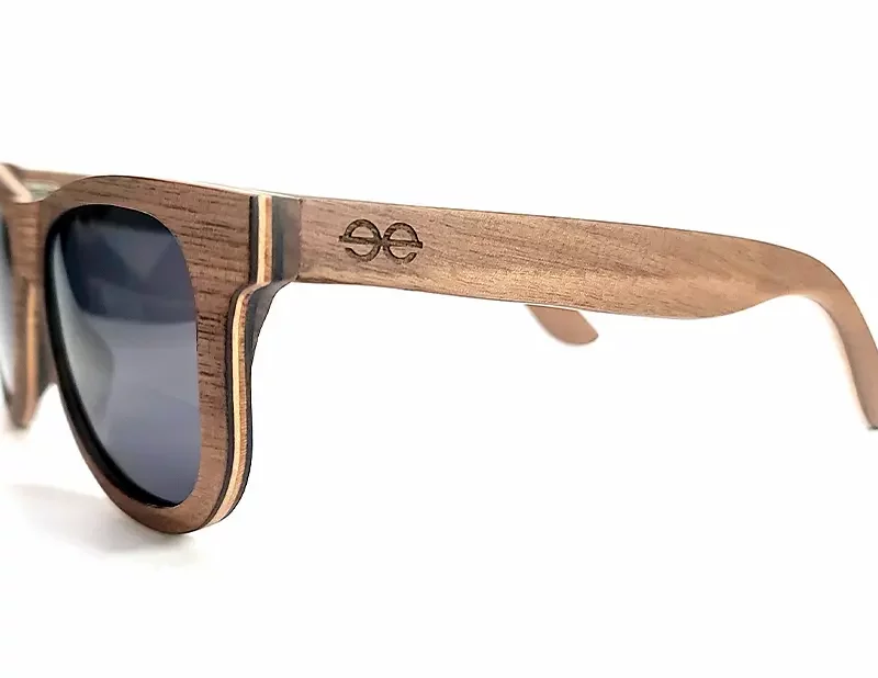 Lunettes Howker Grey posées dans un étui en liège naturel, idéales pour protéger contre les rayures et les chocs.