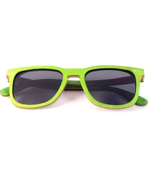 Lunettes légères de 16 g fabriquées à partir de planches de skateboard aux couleurs vibrantes.