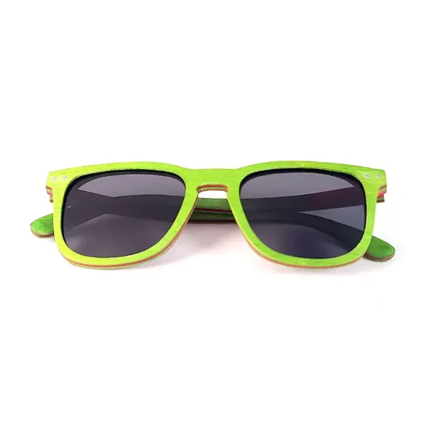 Lunettes légères de 16 g fabriquées à partir de planches de skateboard aux couleurs vibrantes.