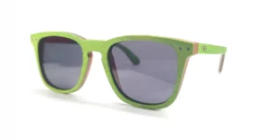 Vue rapprochée des détails uniques des lunettes San Diego, fabriquées à partir de skateboard recyclé.