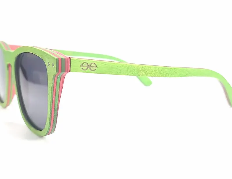 Lunettes de soleil San Diego en bois recyclé, design coloré, protection UV400 catégorie 3.