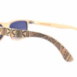 Détail des lunettes Austin Grey montrant les veines naturelles du bois et leur finition artisanale haut de gamme.