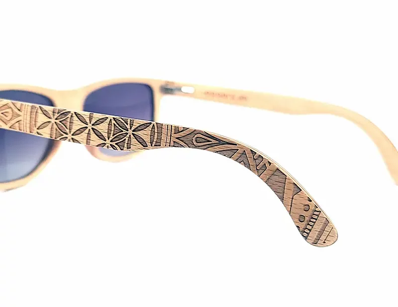 Détail des lunettes Austin Grey montrant les veines naturelles du bois et leur finition artisanale haut de gamme.