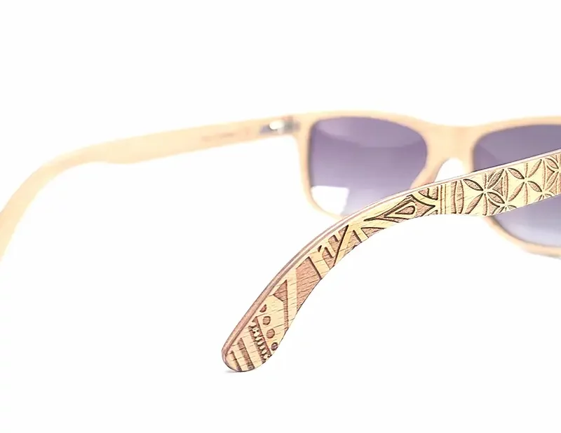 Monture en bois d’érable des Austin Grey, élégantes et légères, adaptées aux formes de visage rondes et ovales.