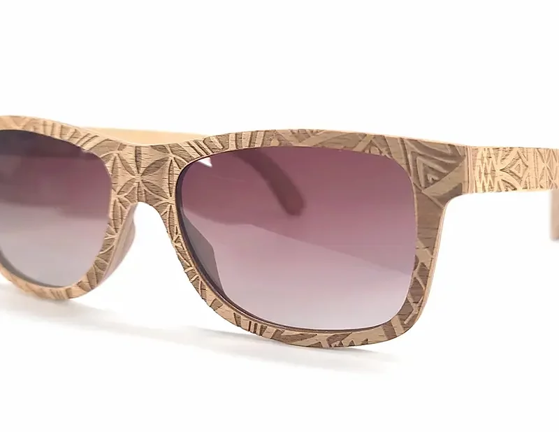 Lunettes mixte écoresponsables Austin Brown en érable, parfaites pour un look estival et une vision confortable.