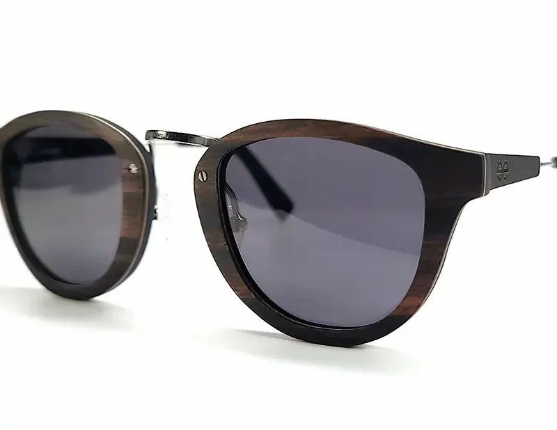 Lunettes en bois d’ébène Mansfield, design pantos rétro avec verres UV400 cat.3 grisés