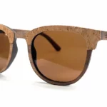 Lunettes de soleil Classic R15 en bois de noyer et liège naturel, design Clubmaster, avec verres marron UV400 pour style et protection.