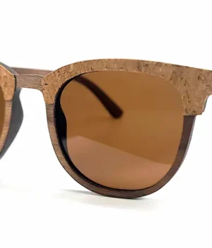 Lunettes de soleil Classic R15 en bois de noyer et liège naturel, design Clubmaster, avec verres marron UV400 pour style et protection.