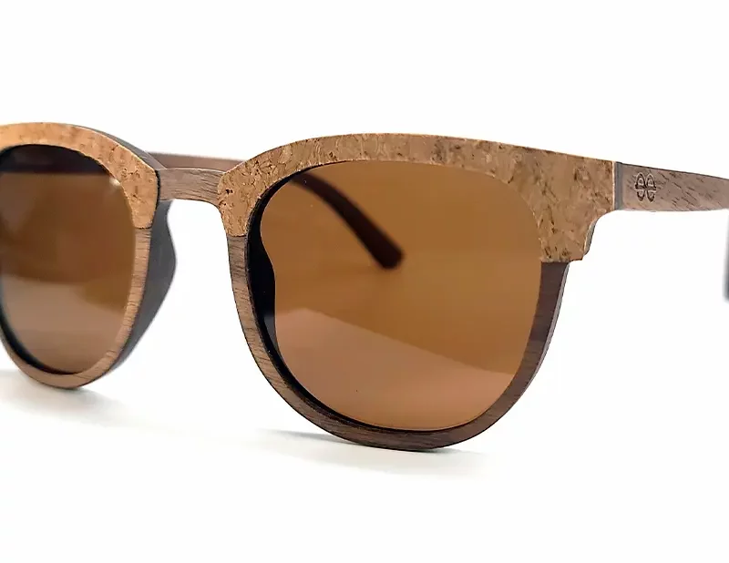 Lunettes de soleil Classic R15 en bois de noyer et liège naturel, design Clubmaster, avec verres marron UV400 pour style et protection.
