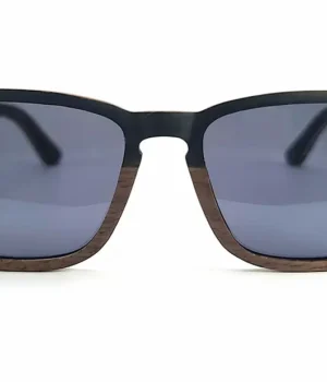 Gros plan sur les lunettes Draken mettant en valeur le contraste entre le noyer et l’ébène.