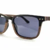 Lunettes de soleil en bois Draken avec monture en noyer clair et ébène foncé, design carré élégant.