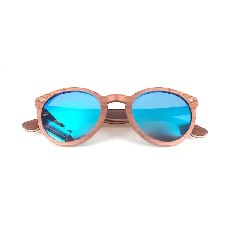 Gros plan sur la monture en bois noyer et ébène des lunettes Harisson Blue.