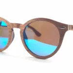 Gros plan sur la monture légère en noyer et ébène des lunettes Harisson Blue pour un style élégant.