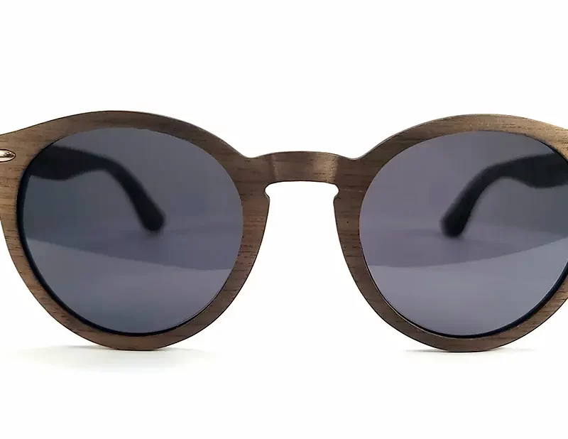Lunettes Harrisson Grey en bois de noyer avec monture pantos élégante.