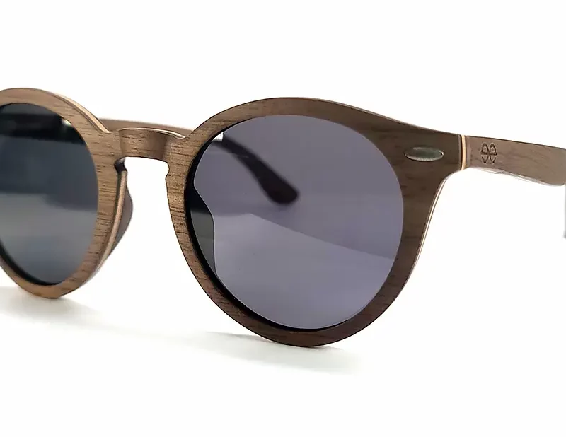 Accessoire rétro-moderne : lunettes Harrisson Grey mélangeant tradition et tendance.