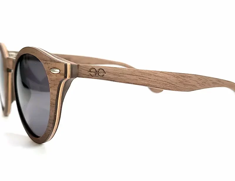 Vue rapprochée des détails soignés et veinures naturelles du bois de noyer.