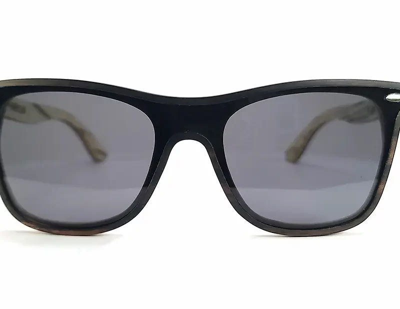 Verres teintés des lunettes de soleil Arrow, offrant une protection solaire optimale et un style unique.