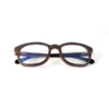 Focus sur la monture rectangulaire des lunettes Syros black : style moderne et élégant pour rehausser votre look au quotidien.