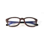 Focus sur la monture rectangulaire des lunettes Syros black : style moderne et élégant pour rehausser votre look au quotidien.