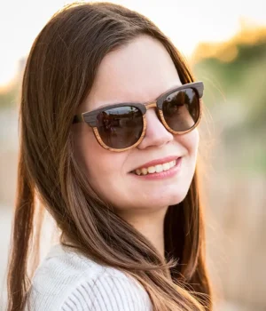 Lunettes de soleil Clubmaster CLASSIC XP 268 en bois de chêne et teck avec verres fumés oranges, idéales pour les visages ovales, ronds ou carrés.