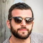 Lunettes de soleil CLASSIC XP 268 en bois de chêne et teck, design Clubmaster revisité pour un look moderne et sophistiqué.