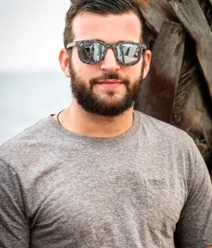 Monture aviateur en bois durable Douglas, équipée de verres polarisés offrant une vision claire et un confort optimal au quotidien.