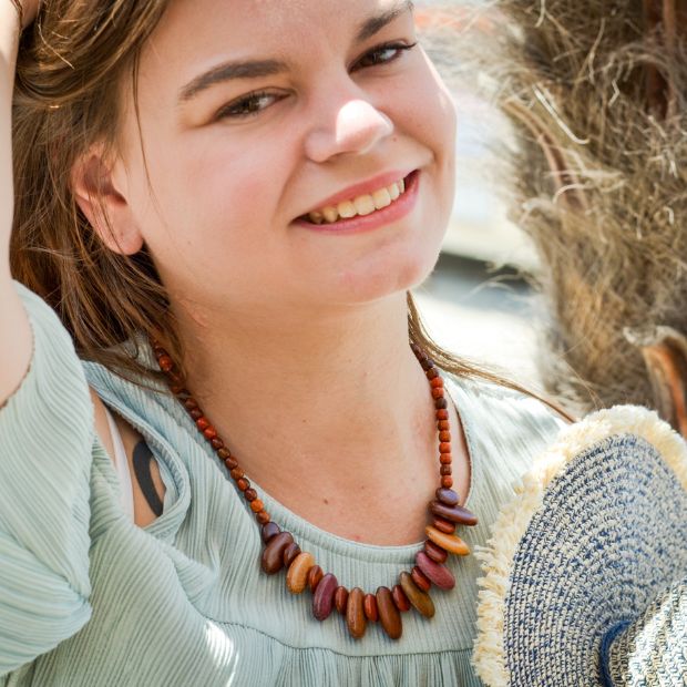 Présentation du bijoux dans un cadre naturel et éco-responsable, alliant esthétique et respect de l'environnement.