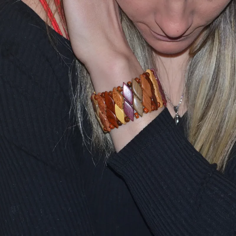 Bracelet en bois multicolore Noa, design unique et coloré, parfait pour ajouter une touche artisanale et écoresponsable à votre look quotidien.