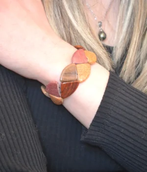 Bracelet multibois Amazonie, fait main, essences rares, beauté naturelle, cadeau éthique, fabrication durable, respect environnement.