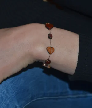 Bracelet en bois multicolore Stacy, conçu pour apporter une touche naturelle et élégante à votre look. Un accessoire unique fait à la main pour un style écoresponsable.