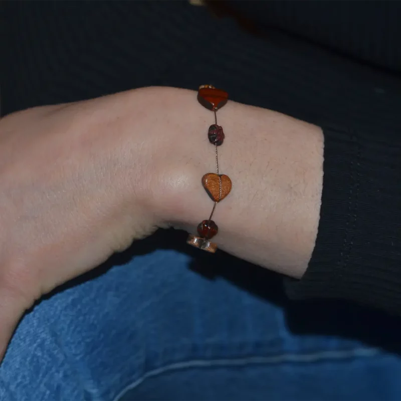 Bracelet en bois multicolore Stacy, conçu pour apporter une touche naturelle et élégante à votre look. Un accessoire unique fait à la main pour un style écoresponsable.