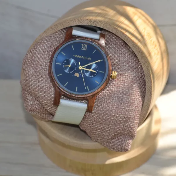 Montre Blue Moon white en bois de noyer portée lors d’activités quotidiennes, résistante à l’eau jusqu’à 3 ATM pour une polyvalence accrue.