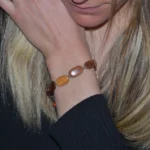 Bracelet multicolore en bois Tea, artisanat de qualité avec des nuances vibrantes, parfait pour les amateurs de bijoux écoresponsables et durables.