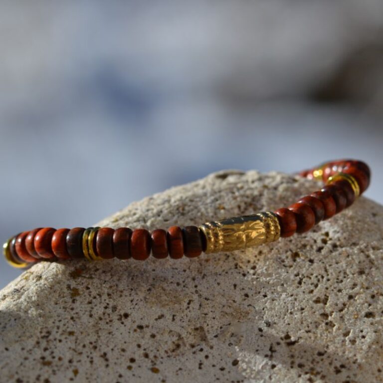 Bracelet en bois d'exception avec médaillon doré, parfait pour sublimer vos tenues quotidiennes ou des occasions spéciales.