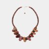 Collier bois multicolore June alliant nature et élégance, parfait pour ajouter une touche artisanale à votre style.