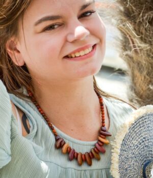 Présentation du collier June porté par un mannequin alliant esthétique et respect de l'environnement.