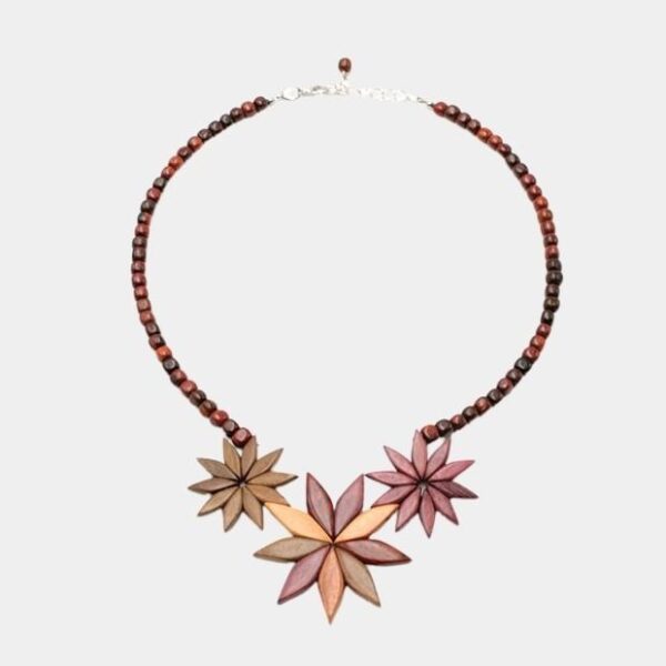 Gros plan sur le collier Flora, mettant en valeur les essences de bois rares