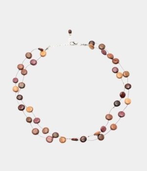 Collier Ariana en bois présenté sur un fond gris, démontrant l'élégance naturelle du design.
