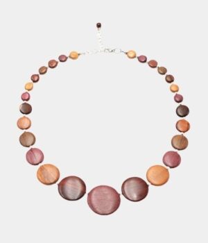 Découvrez les perles argentées du Collier Bois Multicolore Gammia, un accessoire unique alliant élégance et originalité !