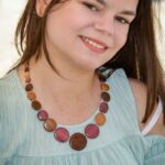 Collier artisanal en bois Gammia, une pièce unique portée par un mannequin, alliant style et authenticité.