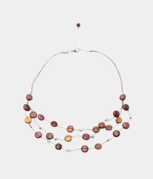 Collier Marty avec ses perles de différentes essences de bois, design moderne.