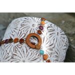 Détail de la fermeture réglable du collier sautoir Marina avec une perle en bois de mûrier, offrant un ajustement personnalisé.