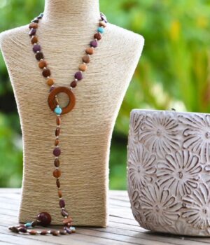 Collier sautoir en bois bicolore Marina fabriqué artisanalement avec des essences de bois nobles comme l’amarante, le mûrier, le néflier et le palissandre.