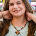 Collier Fleur Bois Multicolore Floriane, pendentif élégant agrémenté de perles argentées, parfait pour toutes les occasions.